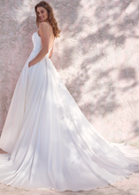 Load image into Gallery viewer, Scarlet - No slit