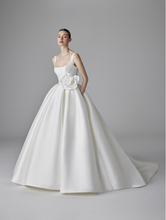 Load image into Gallery viewer, Julian - Mikado - No Rose